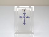 pendentif en forme de croix en cristal violet, présenté dans un coffret en acrylique transparent
