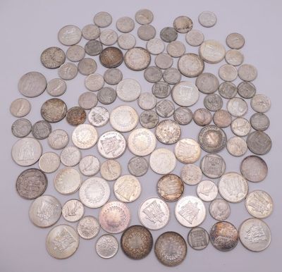 une pile de pièces d'argent sur une surface blanche