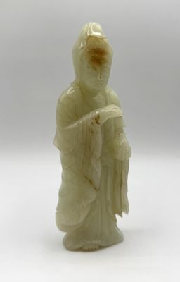 une image représentant une statue d'une personne portant un chapeau