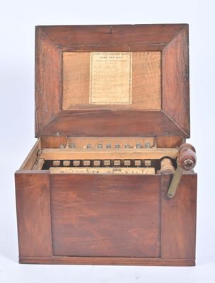 une boîte en bois munie d'une poignée en bois et une boîte en bois munie d'une poignée en bois