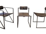 trois chaises et une table sur laquelle est posé un rouleau de papier