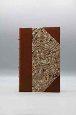 un livre marron avec un motif floral sur la couverture