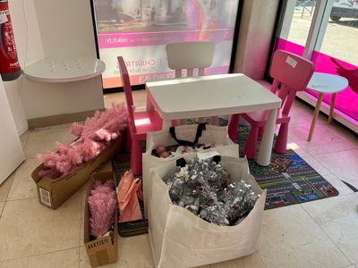 une pièce dans laquelle se trouvent une table, une chaise et d'autres objets