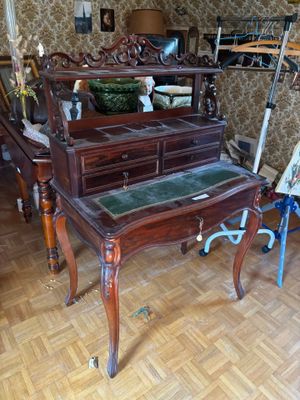 Bureau à gradin en acajou à quatre pieds galbés