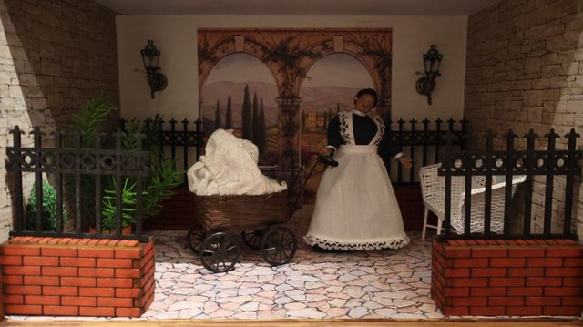 Diorama. Composition miniature, dans une vitrine en bois, vitre e...