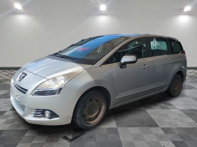 la photo d'une voiture argentée garée dans un garage