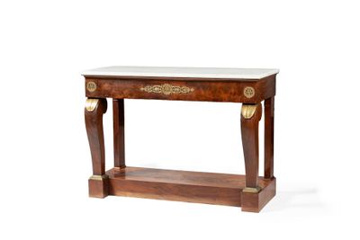 image d'une table en bois avec un plateau en marbre sur fond blanc
