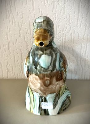 un petit oiseau en céramique posé sur une table