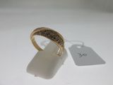 une image représentant une bague en or sertie de diamants bruns sur un fond blanc