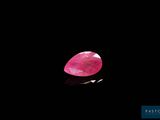 gros plan d'un diamant rose sur une surface noire