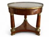 une table ronde avec un plateau en métal et un piètement en bois