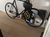 un vélo garé à côté d'un lave-linge et d'un sèche-linge