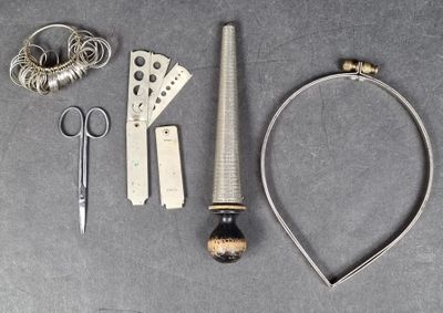 un grand nombre d'objets posés sur la table