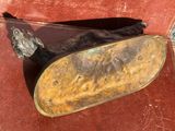 un chien allongé par terre à côté d'une paire de chaussures