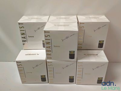plusieurs boîtes de parfum empilées les unes sur les autres sur une table