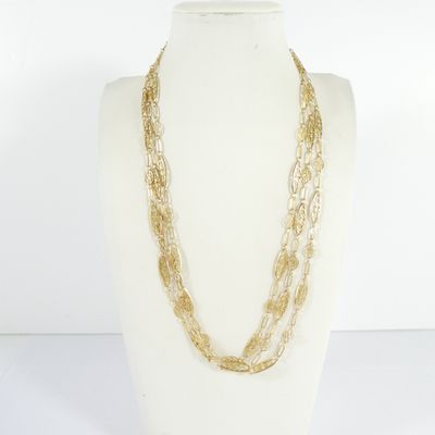 gros plan d'un collier sur un mannequin mannequin