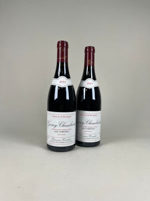 deux bouteilles de vin rouge posées l'une à côté de l'autre sur une table