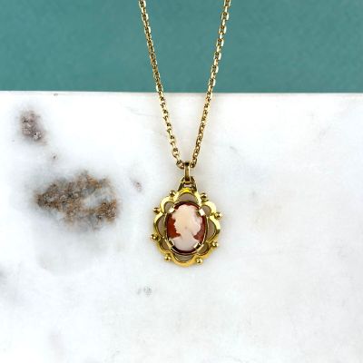 un collier plaqué or avec un camée, un camée, un camée, un camée, un camée, un camée, un camée, un camée, un camée, un camée, un camée, un camée, un camée, un camée