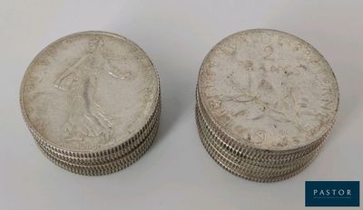 deux pièces d'argent posées l'une sur l'autre sur une surface blanche