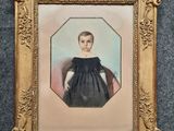une vieille photo d'une petite fille en robe noire