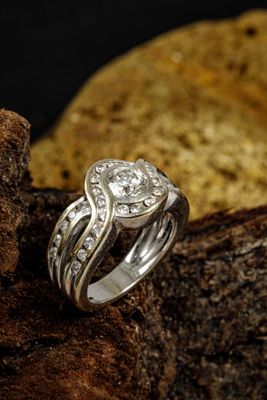 Bague en or gris 750 millièmes (Poinçon tête d'aigle) deux l…