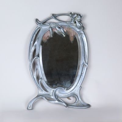 Miroir en étain à décor d'iris.