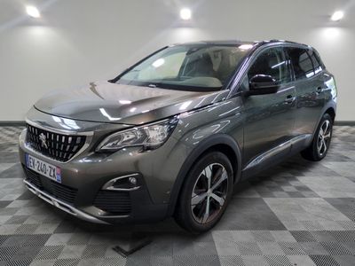 la voiture grise est garée dans le garage sur un sol en damier