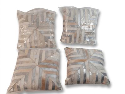 trois coussins en bois sont posés sur une surface blanche