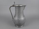 un pichet en argent sur fond gris