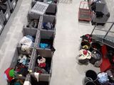 une pièce remplie de nombreuses boîtes et bacs
