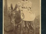 une vieille photo d'une petite fille à dos d'âne