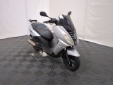 un scooter garé sur un sol à damier