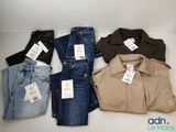 cinq paires de vêtements pour hommes exposées dans une vitrine