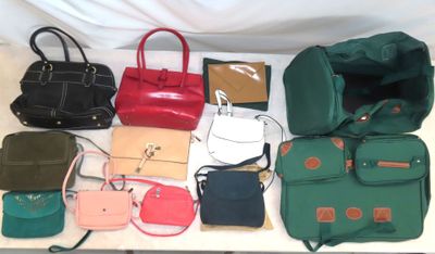 un grand nombre de sacs à main posés sur une table