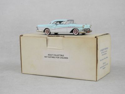 une petite voiture posée sur une boîte en carton