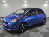une Toyota Yaris bleue garée sur un sol à damier