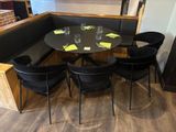 une table entourée de quatre chaises dans un restaurant