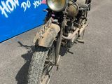 une moto garée devant un immeuble recouvert de graffitis