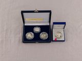 deux pièces d'argent dans une boîte bleue et une pièce d'argent dans un étui bleu