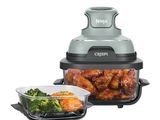 une grande friteuse à air chaud contenant un saladier de poulet et de brocolis