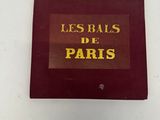 une pancarte sur laquelle on peut lire « Les Bales de Paris » accrochée au mur