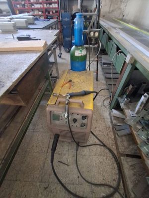 une machine posée sur une table dans une pièce