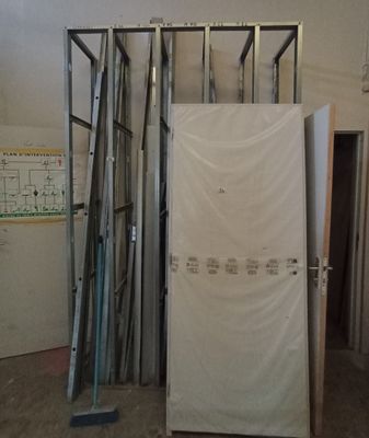 une photo d'une pièce en cours de rénovation
