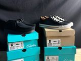 une paire de baskets noires et blanches posées sur des cartons