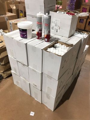 une pile de cartons sur lesquels sont empilés de nombreux objets