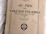 un vieux livre posé sur un lit recouvert de draps blancs