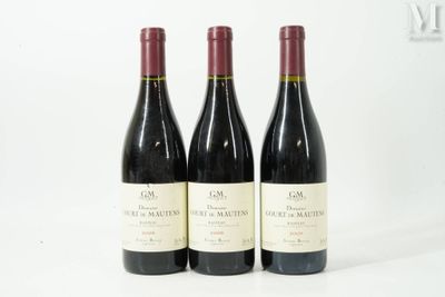 trois bouteilles de vin posées sur une table l'une à côté de l'autre
