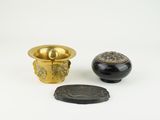 deux petits vases et une pièce de monnaie posés sur une surface blanche