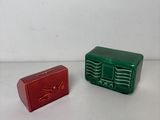 une petite boîte rouge et verte et une boîte verte et blanche