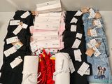 de nombreux types de vêtements différents posés sur la table
